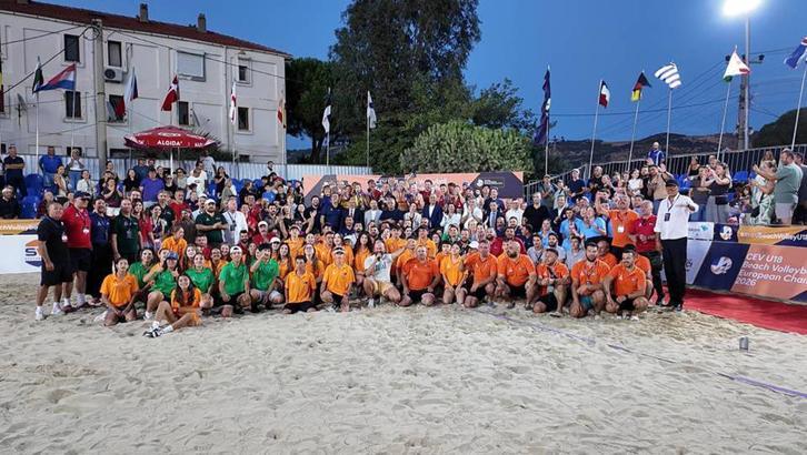 Plaj voleybolunda Avrupa'nın kalbi Foça'da attı