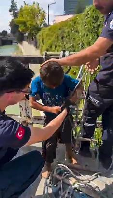Sulama kanalına düşen çocuğu itfaiye kurtardı