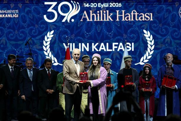 Oto boya kalfası Nisanur, 'Yılın Kalfası' ödülünü Kurtulmuş'un elinden aldı