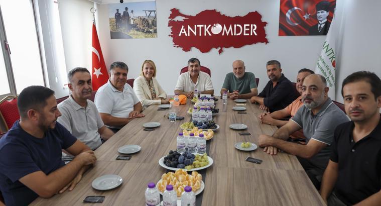 Hatice Öz, Antalya Toptancı Hali'nde projelerini anlattı
