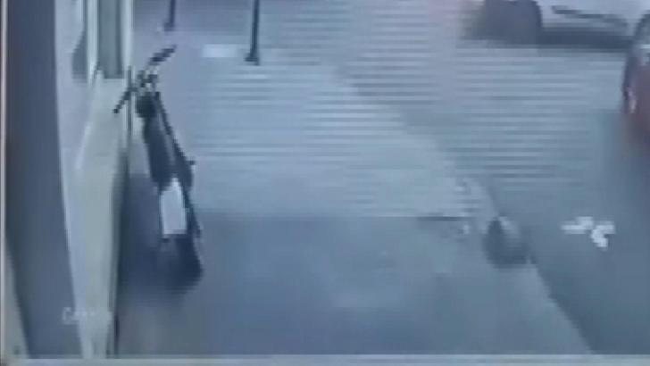 Zeytinburnu’nda elektrikli bisiklet hırsızlığı kamerada
