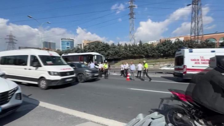 Bahçelievler'de yolun karşısına geçmeye çalışan kadına servis minibüsü çarptı