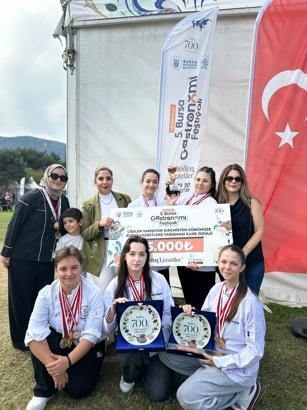 Feriha Uyar Kız MTAL, Uluslararası Gastronomi Festivali’nden 3’üncülük kupasıyla okula döndü