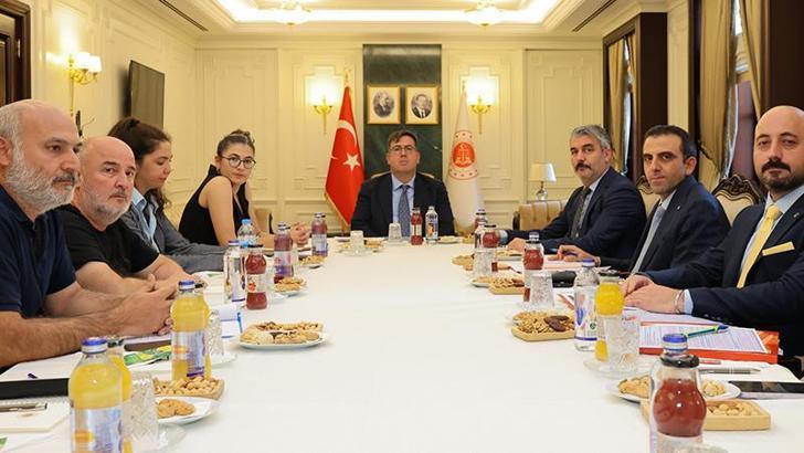 Adalet Bakan Yardımcısı Tuncay, depremde yakınlarını kaybedenlerle bir araya geldi