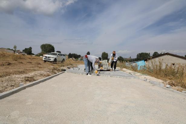 Tuşba’da kırsalda parke, merkezde asfalt çalışması