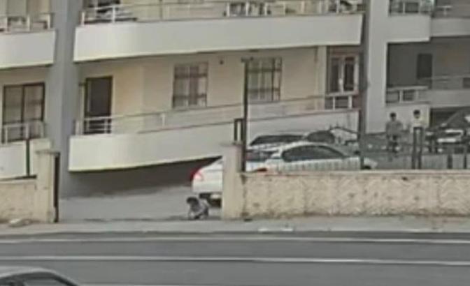 Sürücüsünün geri manevra yaptığı otomobilin altında kalan çocuk ağır yaralandı