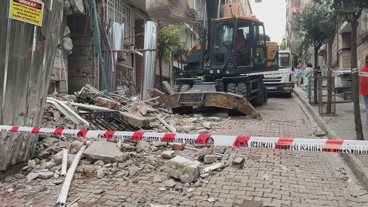 Beşiktaş'ta bina yıkımı sırasında duvarında hasar oluşan apartman tahliye edildi