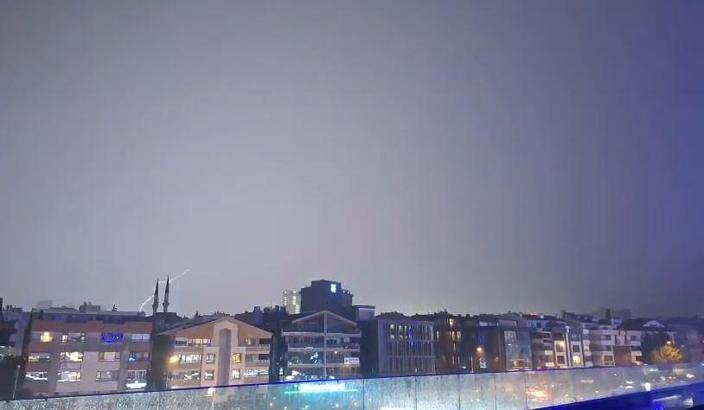 Ankara'da şimşekler gökyüzünü aydınlattı
