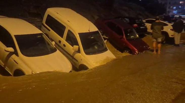Ankara'da şimşekler gökyüzünü aydınlattı (2)