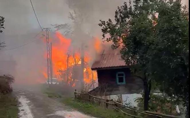 Köyde, evde çıkan yangın bitişiktekilere de sıçradı