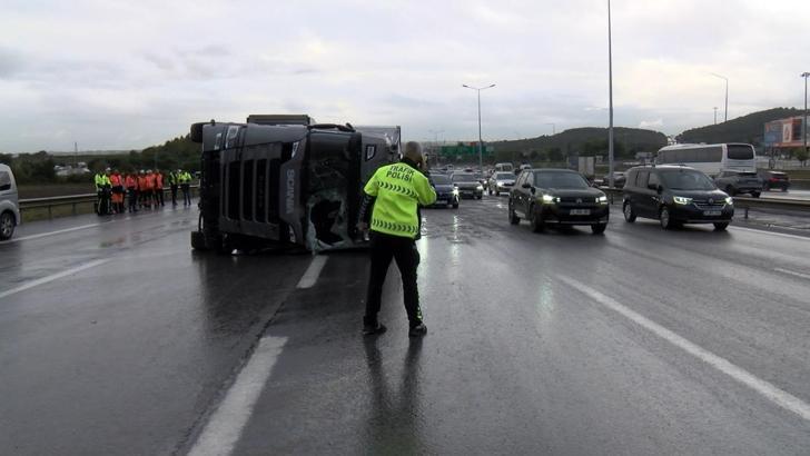 Pendik’te TIR devrildi; trafik yoğunluğu oluştu