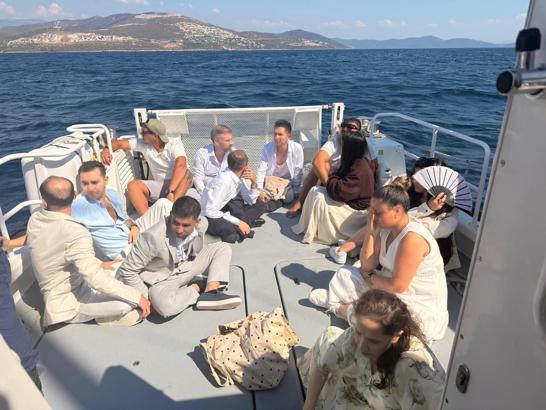Şık giyinerek yurt dışına kaçmak isteyen 12 kaçak göçmen yakalandı
