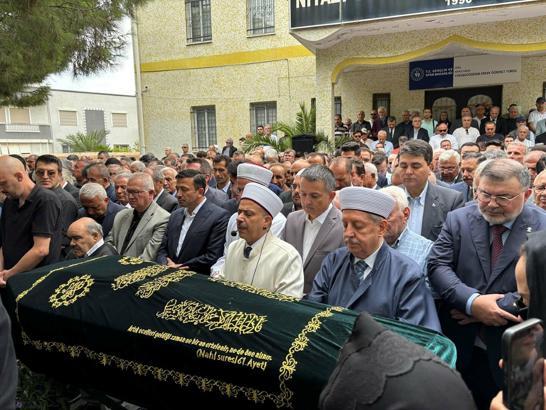 Eski İzmir Büyükşehir Belediye Başkanı Özfatura, toprağa verildi