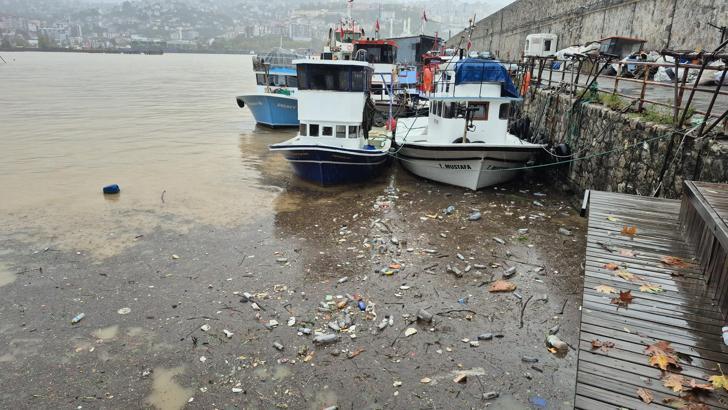 Zonguldak’ta yağış sonrası deniz çamur rengini aldı