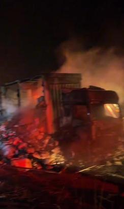 Otoyolda TIR yanarak kullanılamaz hale geldi