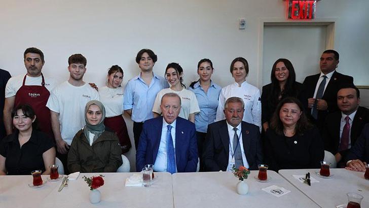 Cumhurbaşkanı Erdoğan, New York'ta kafede vatandaşlarla bir araya geldi