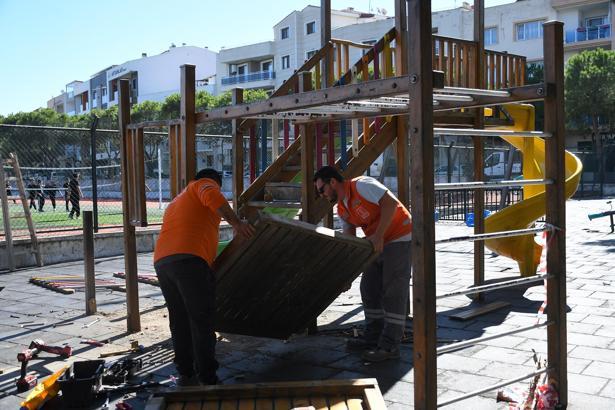 Kuşadası'nda çocuk oyun alanlarında bakım ve onarım çalışması