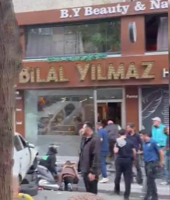Bayrampaşa'da kazada savrulan otomobil berber dükkanına çarptı: 2'si ağır 5 yaralı