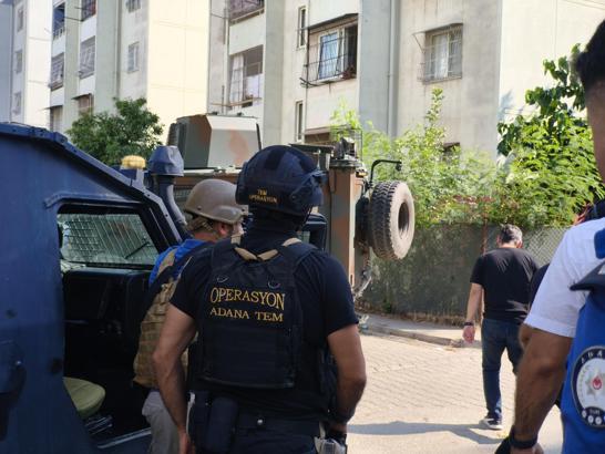Yakalanacağını anlayan şüpheli, elinde el bombası ile kendisini eve kilitledi