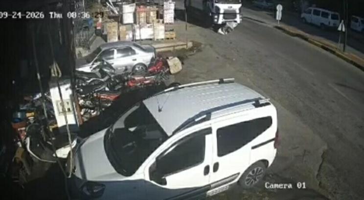 Çöp kamyonunun altında kalan hurda toplayıcısı hayatını kaybetti; kaza kamerada