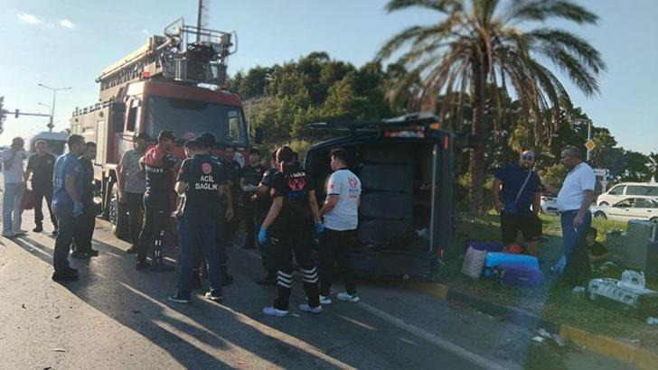Antalya'da üç aracın karıştığı zincirleme kaza: 17 yaralı