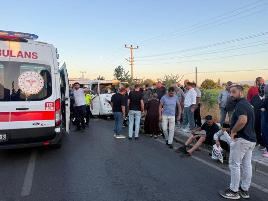Beton mikseri karşı yola geçip iki minibüsle çarpıştı; 1 ölü, 8 yaralı