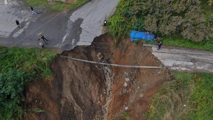 Trabzon'da mahalle yolu çöktü; sürüklenen araçlaki 2 kişi yaralandı