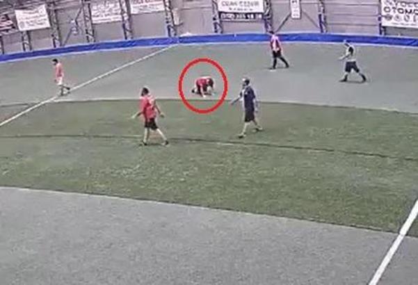 Halı sahada kalp krizi geçiren sağlık çalışanı kurtarılamadı