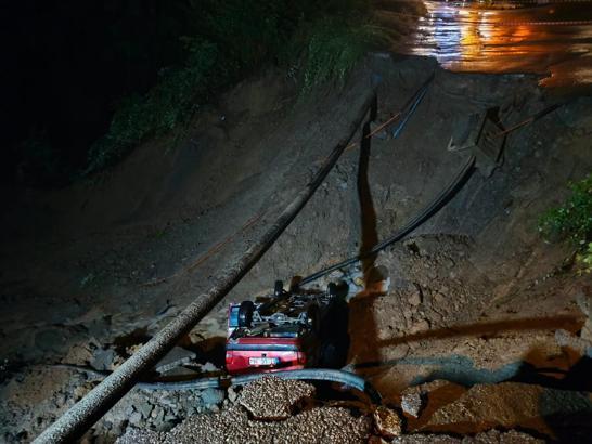 Trabzon'da mahalle yolu çöktü; sürüklenen araçtaki 2 kişi yaralandı / Ek fotoğraflar
