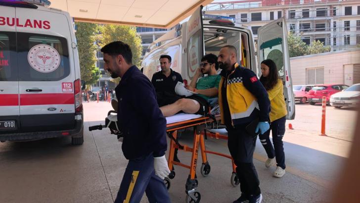 Kazada yaralanan sürücü, sedyede güneş gözlüğüyle hastaneye gitti