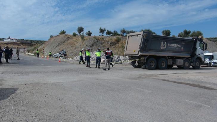 Kilis'te hafif ticari araç ile hafriyat kamyonu çarpıştı; 3 ağır yaralı