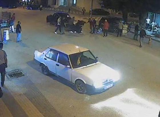 Laf atma tartışmasında tekme- yumruk dövüldü; o anlar kamerada