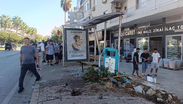 Otomobil önce yayaya ardından duraktaki karı kocaya çarptı; 3 yaralı