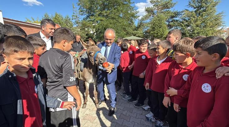 Eşekle Türkiye’yi geziyor, köy çocuklarına kitap ve kırtasiye dağıtıyor