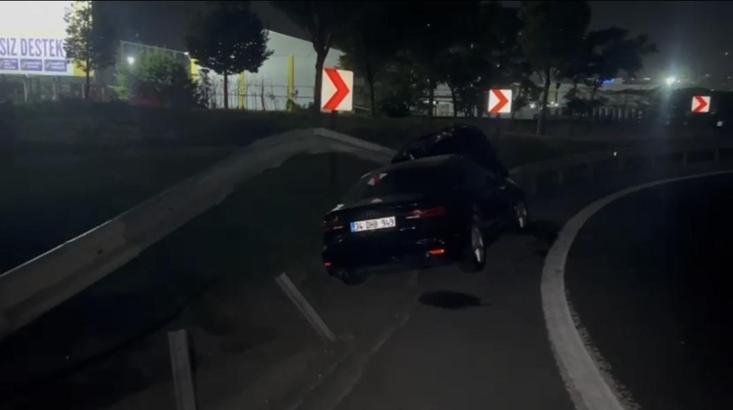 Bahçelievler'de otomobil refüje çarptı: 1 yaralı