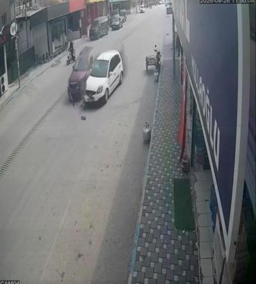 Toprakkale’de iki otomobil çarpıştı; 2 kişinin yaralandığı kaza anı kamerada