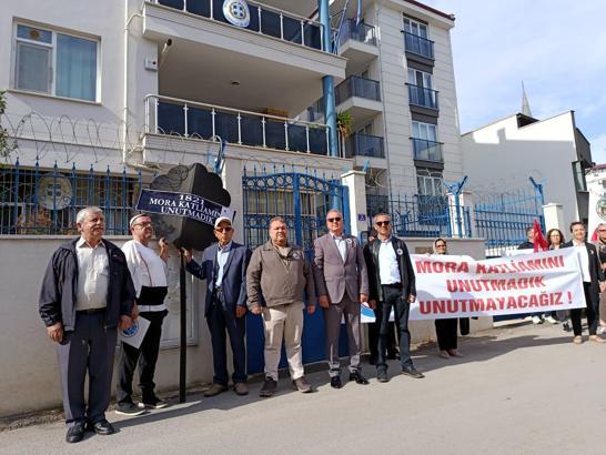Edirne’de, Mora Katliamı’nın 205'inci yılında Yunanistan Konsolosluğu'na siyah çelenk
