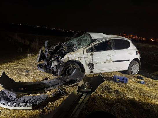 Mardin'de tarlaya devrilen otomobilin sürücüsü ağır yaralandı