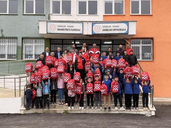 Samsun’da kırsaldaki öğrencilere Samsunspor çantası