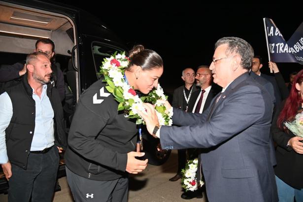Avrupa şampiyonu boksör Havvanur Kethüda Trabzon'da coşkuyla karşılandı