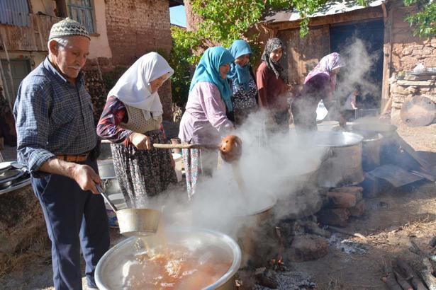 Manisa'da geleneksel yöntemlerle 3 günlük pekmez mesaisi
