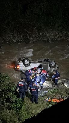 Dereye yuvarlanan otomobilin sürücüsü öldü