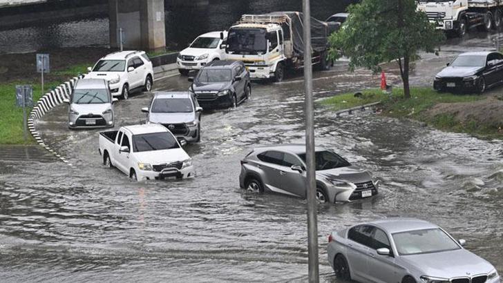 Bangkok'ta sel: Binlerce kişi tahliye edildi