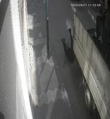 Hareket halindeki kamyonetin kasasından düştü; kaza kamerada