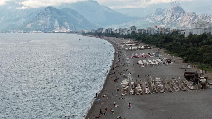 Antalya'da deniz suyu havadan sıcak