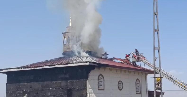 Ağrı Şehir Mezarlığı'ndaki camide yangın