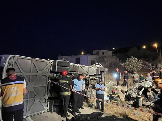 Gaziantep’te yolcu otobüsü ile otomobil çarpıştı; 7 ölü,13 yaralı
