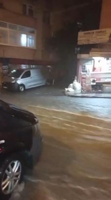 İstanbul’da sağanak etkili oluyor; yollar göle döndü