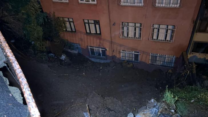 Eyüpsultan'da yağış sonrası toprak kayması; binadaki 25 kişi tahliye edildi