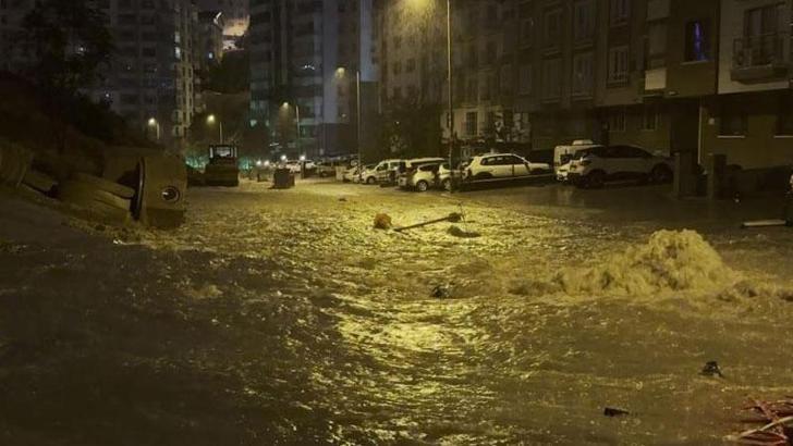 Ankara'da sağanak sonrası rögar taştı; alt kattaki evleri su bastı